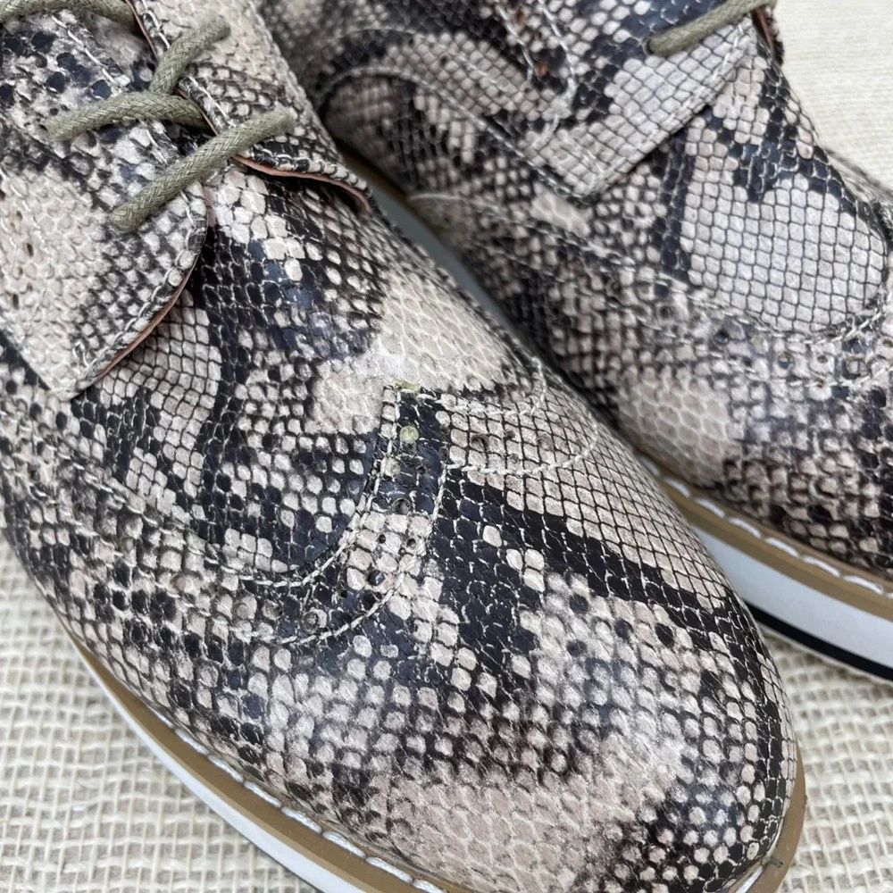 ShoeDazzle Miriam Snakeskin Wingtip Oxford Platform Shoes Grey Brown Womens 8.5